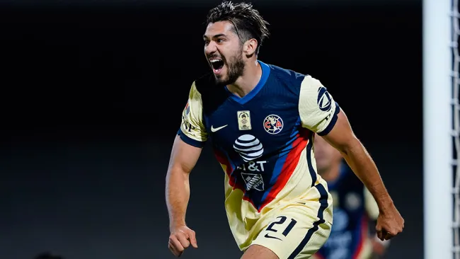 Henry Martín celebra un gol con América