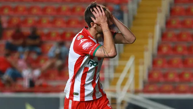 Unai Bilbao se lamenta por una falla en partido con Necaxa