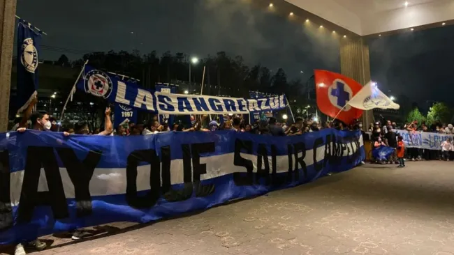 Afición de Cruz Azul alentando a su equipo en el hotel de concentración