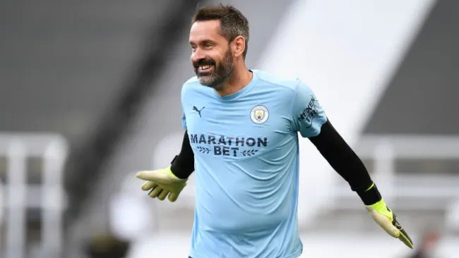 Scott Carson calentando previo al duelo entre el Manchester City y el Newcastle