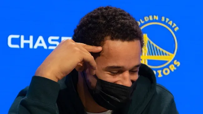 Juan Toscano durante la firma de su nuevo contrato