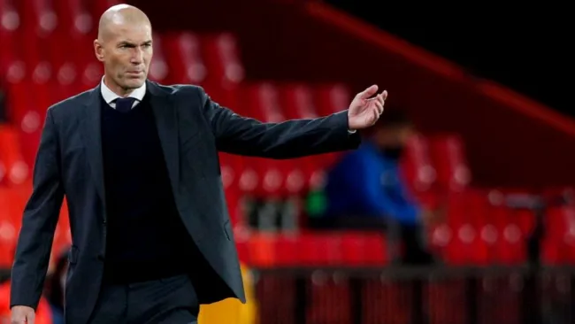 Zidane dirigiendo un partido del Real Madrid