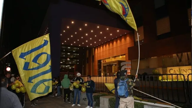 Afición del América afuera del hotel de concentración 