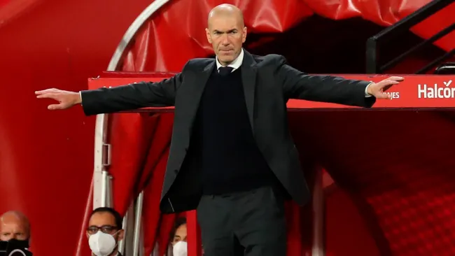 Zidane durante un duelo del Real Madrid en LaLiga