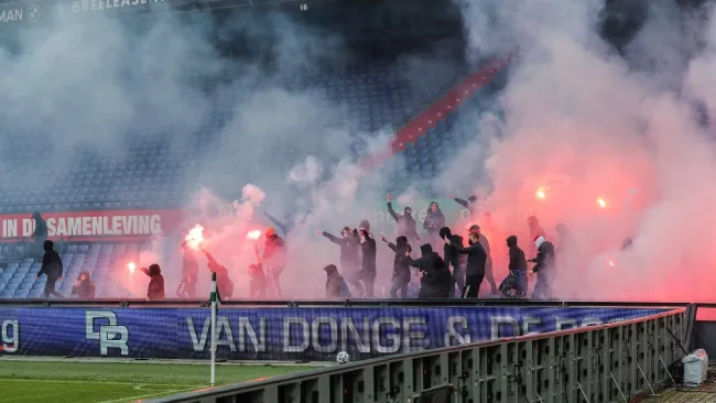 Ultras del Feyenoord irrumpen partido
