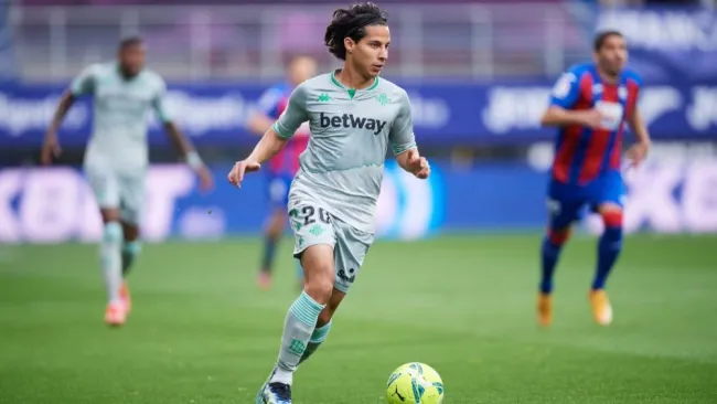 Diego Lainez en el duelo entre el Real Betis y el Eibar