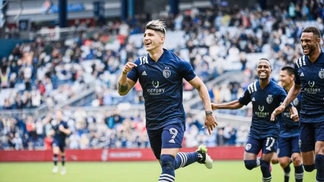 Alan Pulido celebrando un gol con Sporting Kansas City
