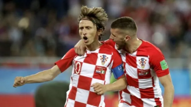 Luka Modric celebra con Ante Rebic su gol contra Nigeria