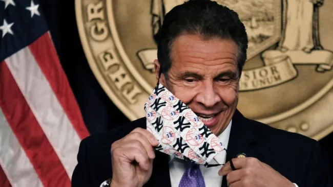 El gobernador de Nueva York se retira la mascarilla 
