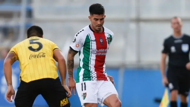 Benítez en un partido con Palestino