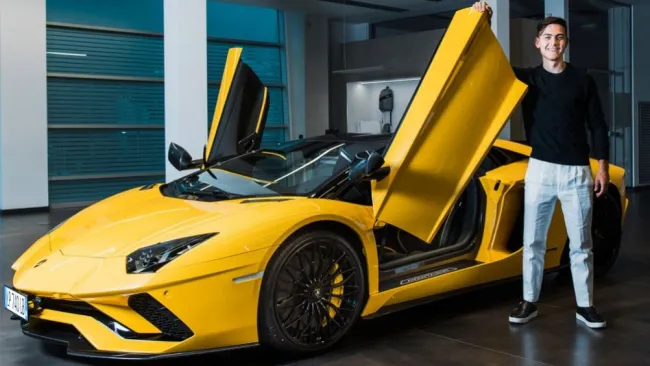 Paulo Dybala con su nuevo Lamborghini Aventador S Roadster