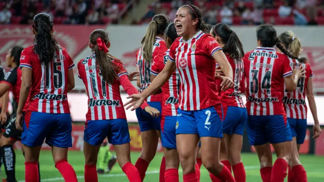 Jugadoras de Chivas festejan una anotación 