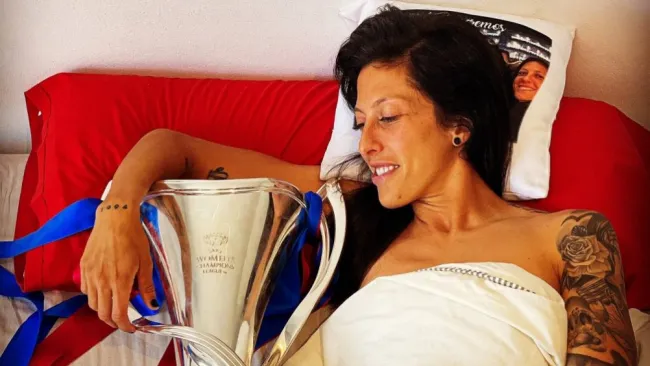Jenni Hermoso con el trofeo de Champions League
