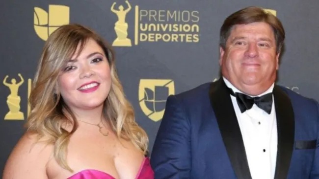 Mishelle y Miguel Herrera en una ceremonia de premiación