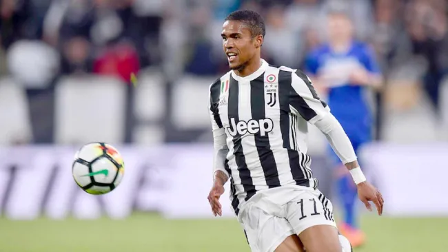 Douglas Costa durante un partido con la Juventus