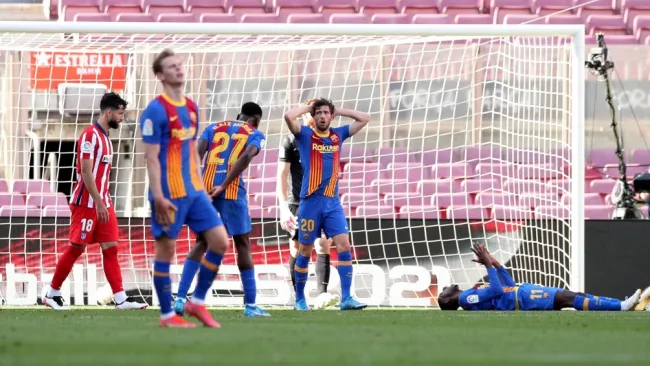 Jugadores del Barcelona reaccionan durante juego contra el Atlético de Madrid