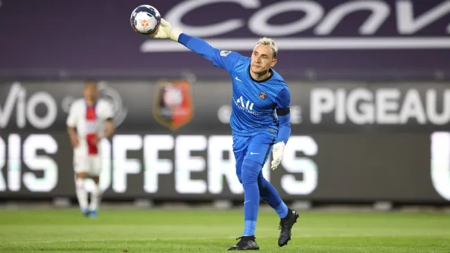 Keylor Navas durante un duelo con PSG