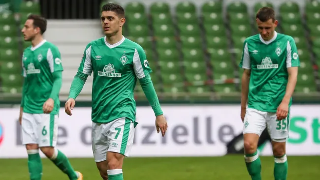 Jugadores del Bremen lamentan el descenso