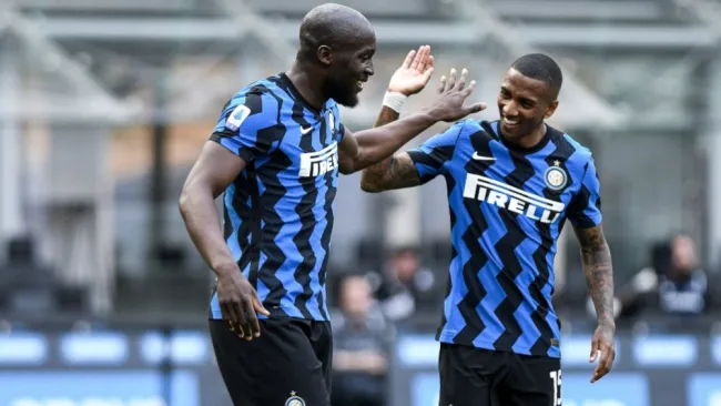 Lukaku y Ashley Young festejando un gol a favor del Inter de Milán