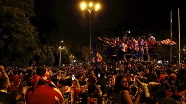 Afición del Atlético celebrando título de Liga