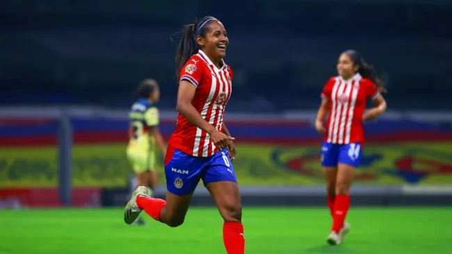 Miriam Castillo tras anotar un gol a favor de Chivas