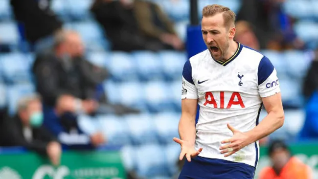 Harry Kane celebra gol en partido frente al Leicester City