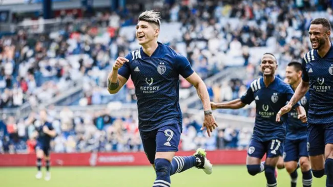 Alan Pulido celebrando un gol con Sporting Kansas City