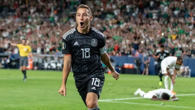 Guardado en un partido con la Selección 