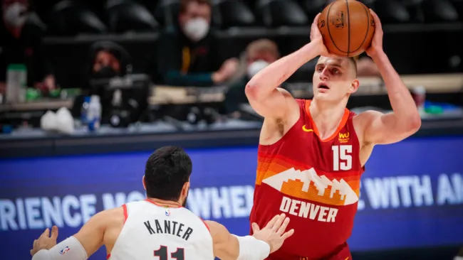 Nikola Jokic se prepara para anotar