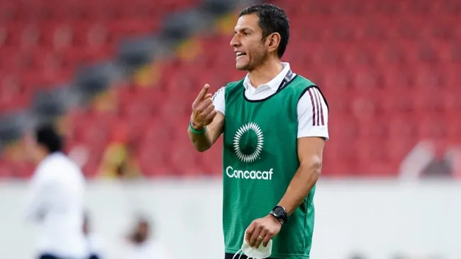 Lozano dirigiendo partido