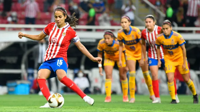 Carolina Jaramillo durante el penalti ante Tigres 