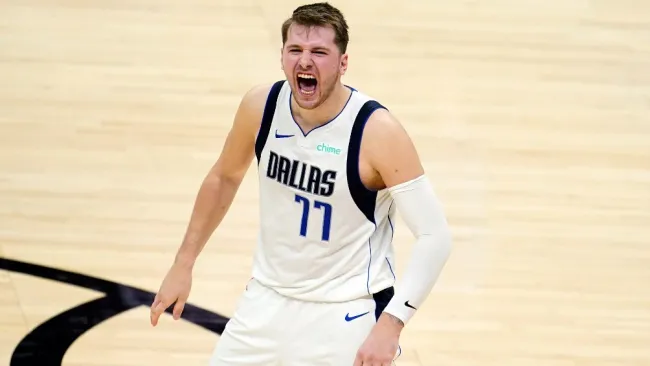 Luka Doncic celebra clavada