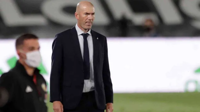Zinedine Zidane durante un duelo del Real Madrid 