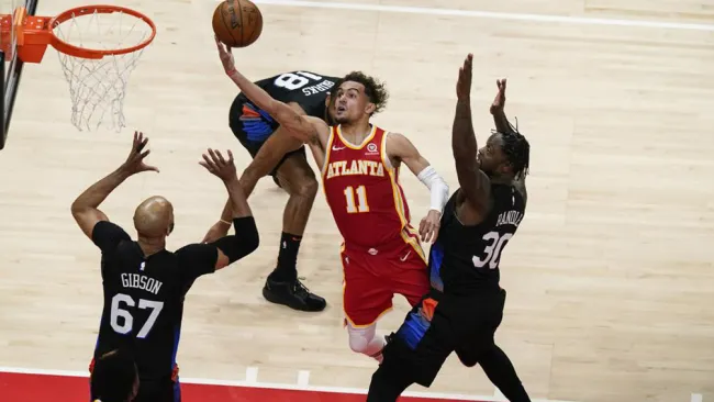 Trae Young se prepara para anotar