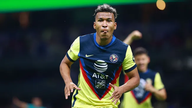 Roger Martínez festeja un gol con América 