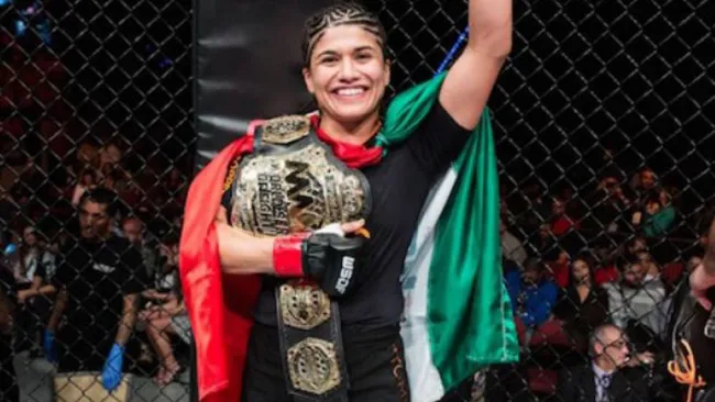 Jessica Aguilar sostiene su cinturón de campeona