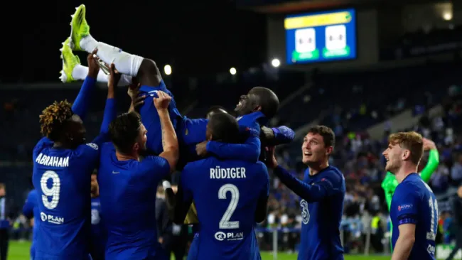 N'Golo Kante es felicitado por sus compañeros