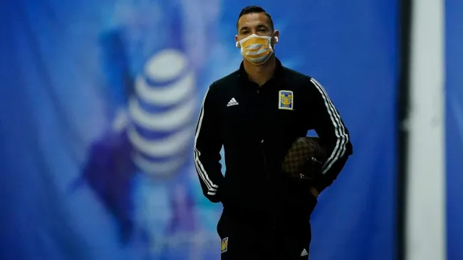 Jesús Dueñas en partido con Tigres