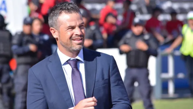 Rafael Puente Jr. dirigiendo un partido de Lobos BUAP