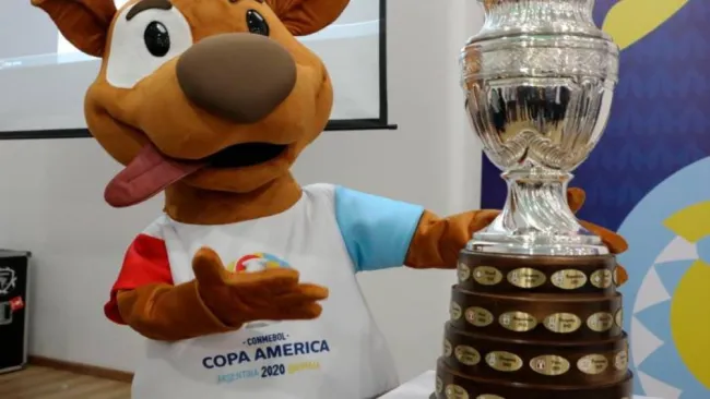 Pibe posa junto a la Copa América