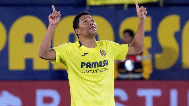 Carlos Bacca durante un duelo con Villarreal 