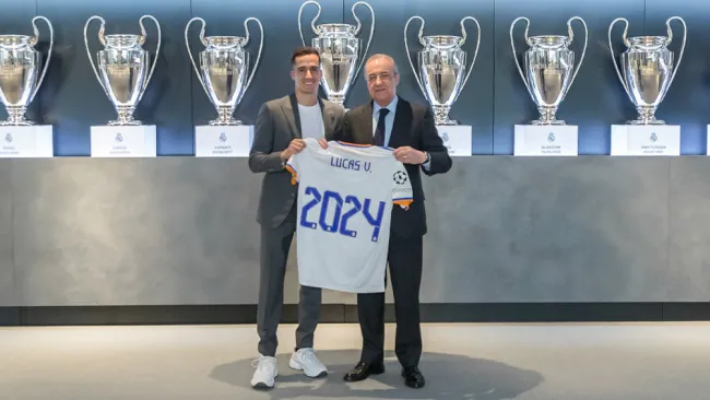 Lucas Vázquez y Florentino Pérez tras la renovación 