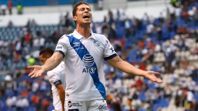 Santiago Ormeño festejando un gol a favor del Puebla