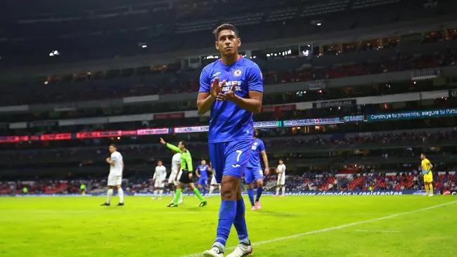 Luis Romo en un partido con Cruz Azul