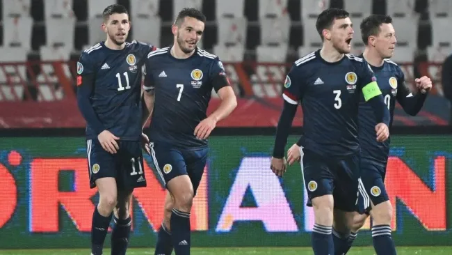Jugadores de Escocia celebran un gol