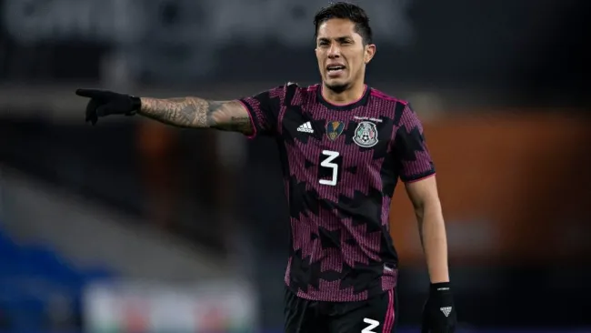 Carlos Salcedo en acción con el Tricolor