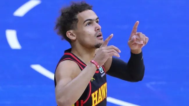 Trae Young en el partido entre los Hawks y los 76ers