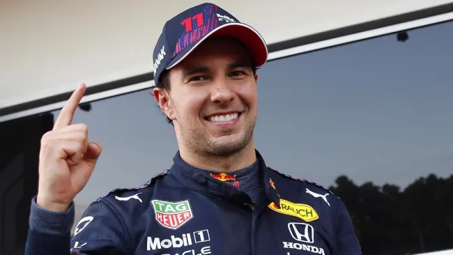 Video: Mamá de Checo Pérez bendice televisión al ver a su hijo ganar el GP de Azerbaiyán