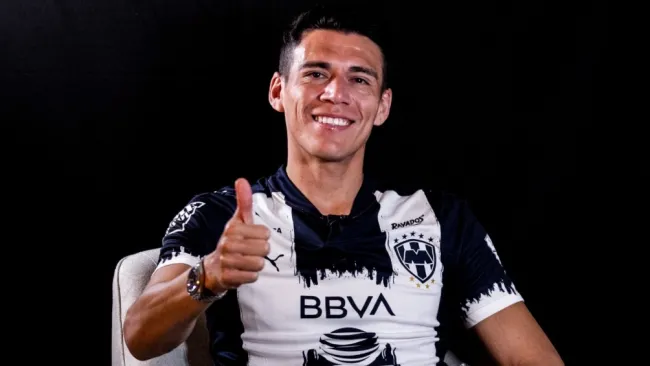Héctor Moreno posa como jugador de Rayados