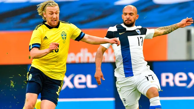 Forsberg pelea el balón en un amistoso contra Finlandia